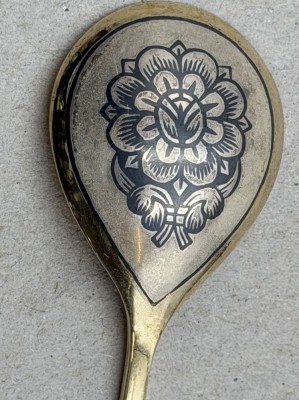 Auktion 372<br>Teelöffel, Silber-925- vergoldet, Laffe Unterseite mit Blume in Niello-Technik, L-11,5 cm, 14 gr., unged. Punze [1]