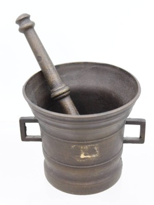 Auktion 372<br>Mörser mit Stößel, nach antikem Vorbild, ca. H-10cm [1]