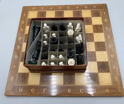 Auktion 372<br>32 Schachfiguren, Kunststoff,  in Schachtel, und gr. Schachbrett 45x45 cm, König H-9,5 cm [1]