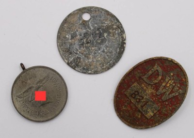 Auktion 372<br>3tlg. Konvolut, Werksmarke, Erkennungsmarke?, Luftsperrabteilung 2/101 [1]