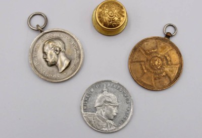 Auktion 372<br>3x div. Abzeichen/Medaillen sowie 1x Knopf, ab ca.  1900 [1]