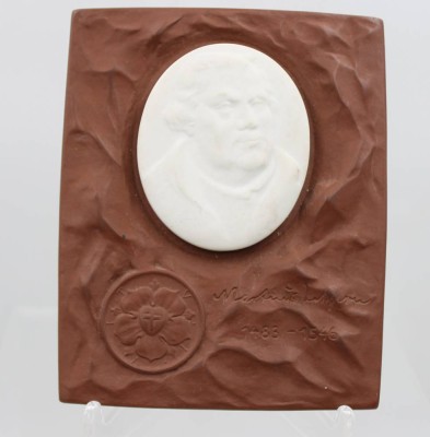 Auktion 372<br>Meissen-Plakette  Böttgersteinzeug/Biskuitporzellan, 1983,  anlässlich des 500. Geburtstages von Martin Luther, ca. 12 x 9,8cm [1]