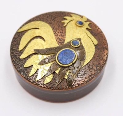 Auktion 372<br>Dose ist aus Kupfer und Messing  mit Lapislazuli-Steinen, Chile, ca. H-2cm D-6,5cm [1]