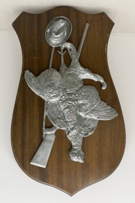 Auktion 372<br>jagdliches Zinnreliefbild auf Holzplatte, ca. 48x30 cm [1]
