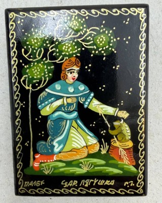 Auktion 372<br>kl. russische handgemalte Lackdose mit Märchenmotiv, signiert, H-3 cm, 7x5 cm [1]