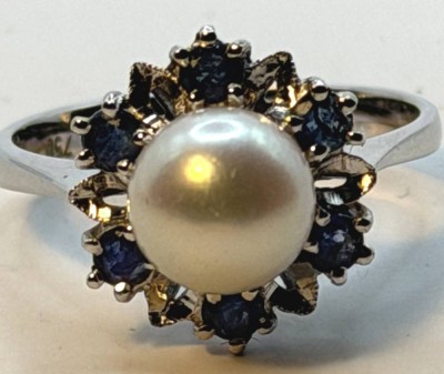 Auktion 372<br>Weissgold-750- Perlring, umringt von blauen Safiren, RG 55, 4,35 gr [1]