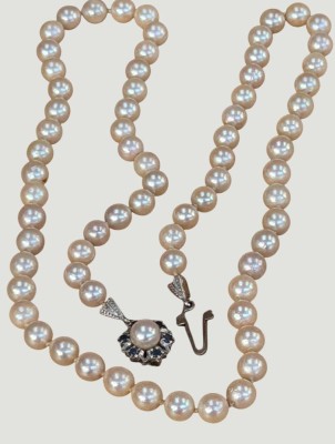 Auktion 372<br>Perlenkette mit Weissgold-Schliesse-750-, Perle und Safire, L-ca. 55 cm, Perlen D-ca. 0,5 cm [1]