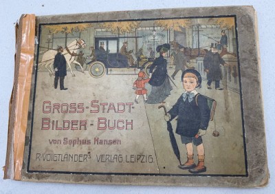 Auktion 372<br>Gross-Stadt-Bilder-Buch.-wohl Erstausgabe 1909,Leipzig, Voigtländers Verlag, Quer-4°, Titelblatt fehlt, Bindung lose, Text auf der Titelblattrückseite + 15 farblithographierte Tafeln in unterschiedlicher Erhaltung, also komplett, farbig illustrierter Original-Halbleinwandeinband (berieben, lbestoßen und fleckig) Ernst Friedrich Sophus Hansen (2. November 1871 in Glücksburg - 26. Dezember 1959 ebenda).  Rarität, leider in schlechter Erhaltung [1]