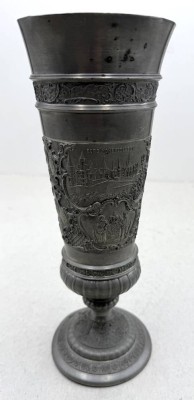 Auktion 372<br>hoher Zinnpokal, Burg Hohenzollern und Königsportraits der Hohenzollern, Rand oben verdellt, H-26,5 cm [1]