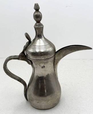 Auktion 372<br>tradit. arabische Dallah Kaffeekanne, wohl Saudi Arabien, Anfang/Mitte 20. Jahrhunde, H-30 cm [1]