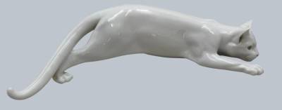 Auktion 372<br>grosse, sich anschleichende weisse Katze 
