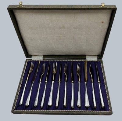 Auktion 372<br>12 tg. Desertbesteck für 6 Pers., Griffe Silber-800-, Klingen/Zinken vergoldet, L-15 cm, sehr gut erhalten in Kasten [1]