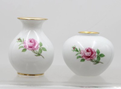 Auktion 372<br>2x kleine Vasen, Fürstenberg, Rote Rose, ca. H-10cm [1]