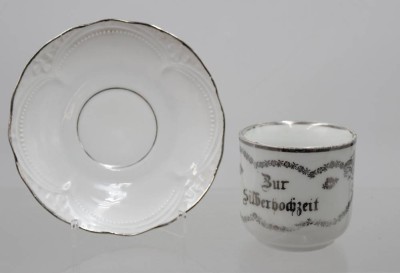 Auktion 372<br>gr. Tasse, Zur Silberhochzeit, leicht berieben, ca. H-7,5cm [1]