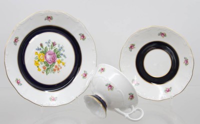 Auktion 372<br>Sammelgedeck, Weimar, florales Dekor und Kobalt, orig. Karton anbei [1]