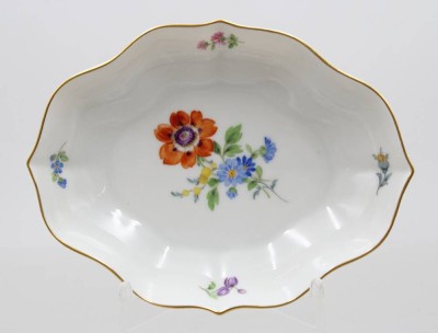 Auktion 372<br>Schale, Meissen, Schwertermarke, Blumenbemalung, 1. Wahl, ca. H-3,2cm B-15,5cm T-11,8cm [1]