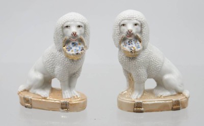 Auktion 372<br>Paar kl. Kaminhunde, Porzellan, 19. Jhd., ca. H-8,2cm [1]