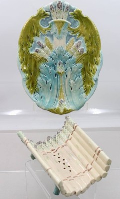 Auktion 372<br>Majolika-Spargelschale aus der Zeit um 1890 bis 1920, Frankreich ?, Abtropfschale ca. 34 x 26cm , Spargelhalter ca. H-8,5cm [1]