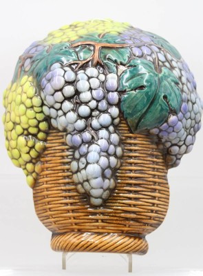 Auktion 372<br>Goebel Keramik-Wanddekoration, Fruchtkorb, ca. 28 x 24cm [1]