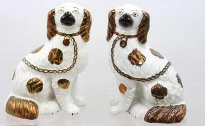 Auktion 372<br>Paar englische Kaminhunde, bemalt, 1x leider gerissen, ca. H-23cm [1]