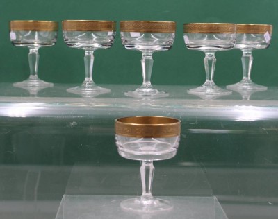 Auktion 372<br>6x Likörschalen, wohl Theresienthal, reliefierter Goldrand, ca. H-8cm [1]