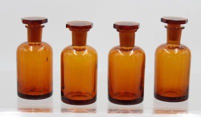 Auktion 372<br>4x kl. Apotheker-Gläser, 1x Chip, ca. H-10cm [1]