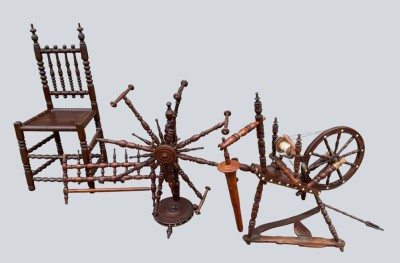 Auktion 372<br>antikes Altländer Spinn-Ensemble, Namen und dat. 1850, bestehend aus Spinnrad, Wollhaspel, Wollauffädler und Stuhl, wohl Nussbaum, gedrechselt, anbei Eisennadel?L-28 cm, Gebrauchsspuren und alte Holzwurm-Löcher [1]
