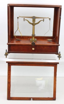Auktion 372<br>schöne Apotheker-Waage, Firma P. Stueckrath aus Berlin, älter, ca. H-35cm B-34cm T-14,5cm [1]