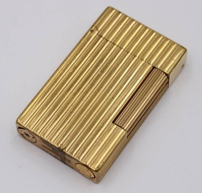 Auktion 372<br>Feuerzeug, St. Dupont Paris, vergoldet, kl. Brillant, Gebrauchsspuren, ca. 6 x 4cm [1]