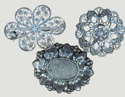 Auktion 372<br>3x kl. Silber-Broschen, 2x filigran, zus. 9,23 gr, max. B-3,3 cm [1]