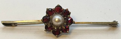 Auktion 372<br>alte Granat-Nadel mit Perle, Double, B-5 cm [1]