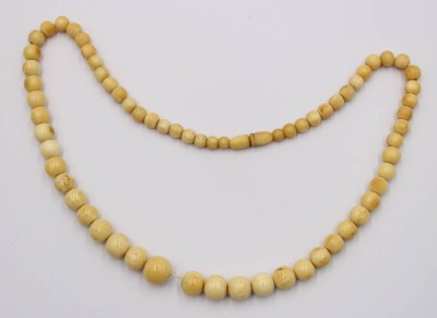 Auktion 372<br>antike Knochen-Kette, Steine im Verlauf, L-60cm [1]