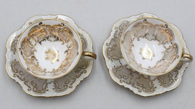 Auktion 372<br>2x Mokkatassen mit U.T., Seltmann, älter, Golddekor, ca. H-3,8cm [1]
