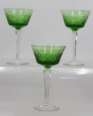 Auktion 372<br>3x Weingläser, grüne Kuppa, beschliffen, wohl 30er Jahre, 1x min. Chips, ca. H-15,5cm [1]