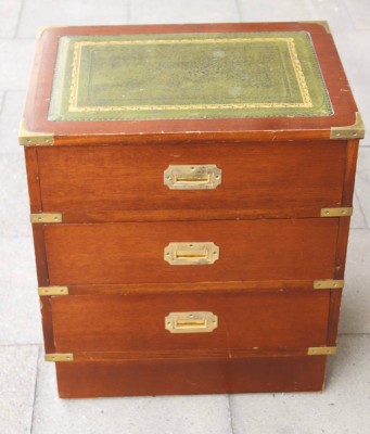 Auktion 372<br>3schübiger engl. Nachttisch, Gebrauchsspuren, ca. H-58cm B-52cm T-37,5cm [1]