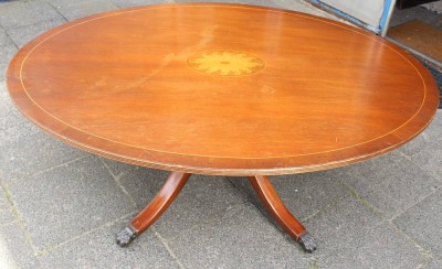 Auktion 372<br>ovaler Wohnzimmer-Tisch, Regency-Stil, mittig Intarsien, Gebrauchsspuren, ca. H-52cm B-130cm T-96cm [1]