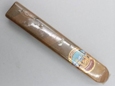 Auktion 372<br>Likör, Palo Cuevas del Drach,  Flasche in Zigarrenform, Mallorca, L-32,5cm [1]