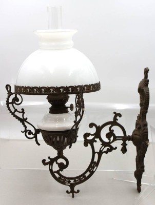 Auktion 372<br>Wand-Petroleum-Lampe, älter, Milchglasschirm, ca. H-45cm, ca. T-42cm [1]