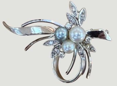 Auktion 372<br>Weissgold-Brosche-585- mit Perlen und Diamanten 