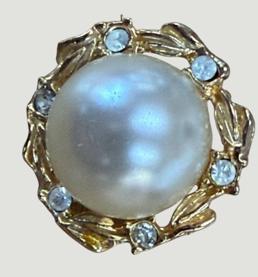 Auktion 372<br>Modeschmuck-Brosche, Halbperle, klare Steine, goldfarben, D-2,5 cm [1]