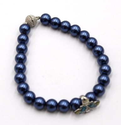 Auktion 372<br>Armband, blaue Modeschmuck-Perlen, Magnetschließe und Clip in Form einer Fliege, L-20cm [1]