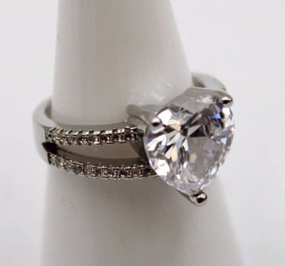 Auktion 372<br>Ring, klarer herzförmiger Stein, versilbert, RG 52 [1]