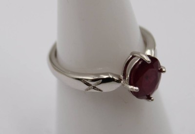 Auktion 372<br>versilberter Ring mit behandeltem Rubin, offen Schiene [1]