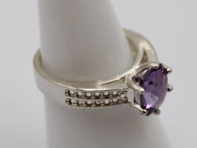 Auktion 372<br>925er Silber-Ring mit Amethyst und klaren Steinen, 4,1gr., RG 53 [1]