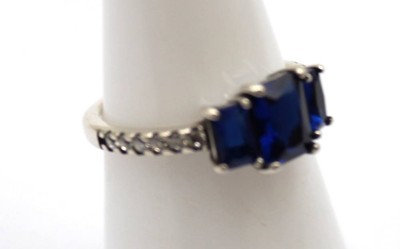 Auktion 372<br>versilberter Ring mit 3 blauen Steinen, ca. RG 53 [1]