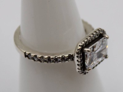 Auktion 372<br>Ring mit klaren Steinen, versilbert, RG 52 [1]