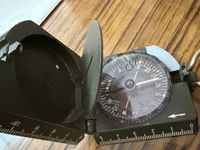 Auktion 372<br>Breithaupt Marschkompass, Metall, olivgrün,  Nr. 374, wohl Bundeswehr? [1]