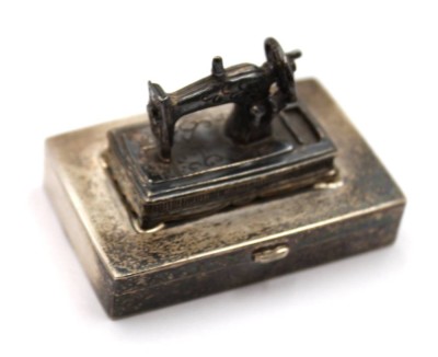 Auktion 372<br>schöne Nadel-Dose o.ä., 925er Silber, England, ca. 47gr., H-3,7cm B-5cm T-3,5cm [1]