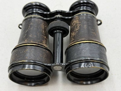 Auktion 372<br>altes Fernglas, Messing geschwärzt, wohl militärisch?, Gebrauchsspuren, vorne mit kl. Kompaß, B-ca. 12 cm [1]