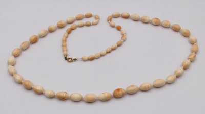 Auktion 372<br>Halskette, wohl Conch-Muschelschale, olivenförmige Steine im Verlauf, ca. L-86cm [1]